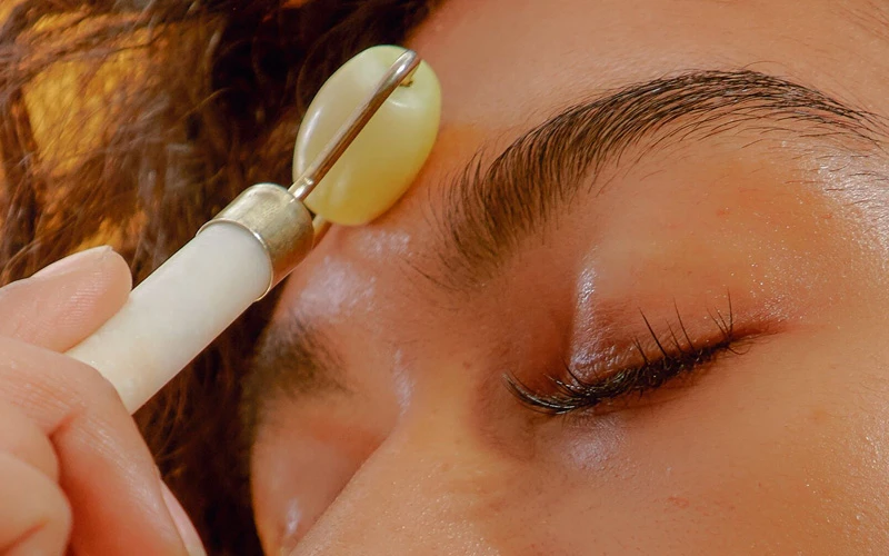 does a jade roller do anything