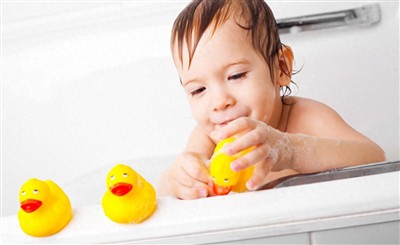 Was tun, wenn Kinder Angst vor dem Baden haben – versuchen Sie es mit Badebomben