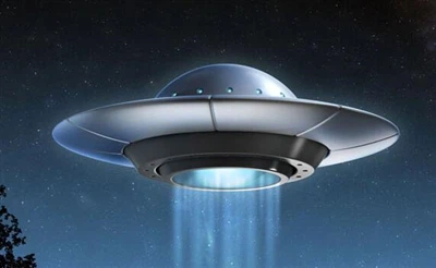 Schauen Sie, ein mysteriöses UFO ist im Wasser gelandet, raten Sie mal, was e...