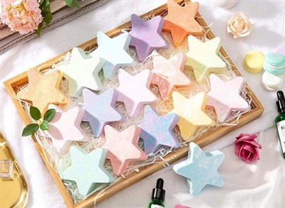 Ausstellung von Badebomben in verschiedenen Formen