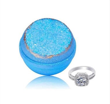 Badebomben mit Ringen im Inneren